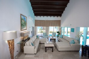 Smart TV - FantaSea beachfront, every bedroom facing ocean! Remodeled 2024 (Upper Prince's Quarter)