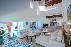 Smart TV - FantaSea beachfront, every bedroom facing ocean! Remodeled 2024 (Upper Prince's Quarter)