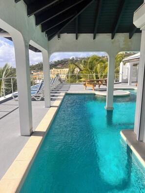 Outdoor pool, sun loungers - FantaSea beachfront, every bedroom facing ocean! Remodeled 2024 (Upper Prince's Quarter)