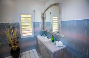 Shower, hair dryer, bidet, towels - FantaSea beachfront, every bedroom facing ocean! Remodeled 2024 (Upper Prince's Quarter)