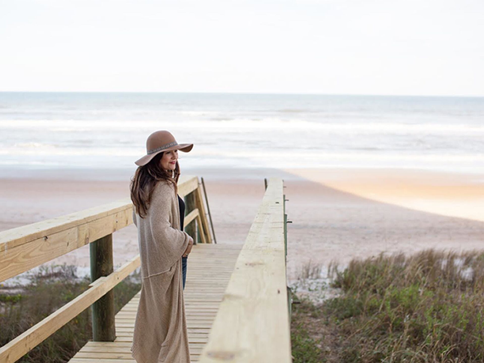 En la playa, camastros y toallas de playa 
