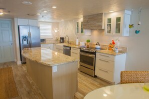Fridge, microwave, oven, stovetop - OceanFRONT LUXE Sleep with the waves Artist owned 9th FL breathtaking pano views (Ormond Beach)