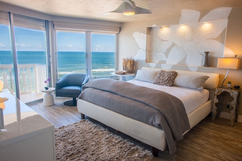 OceanFRONT LUXE Sleep with the waves Artist owned 9th FL breathtaking pano views