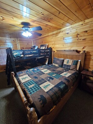 5 bedrooms, iron/ironing board, free WiFi, bed sheets - 5BR/4Bt;Movie Theater; 5 Min Pkwy;Gorgeous Views;WiFi;Resort Pool;Sleeps 18;HTub (Pigeon forge)