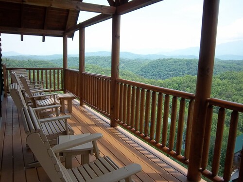 5BR/4Bt;Movie Theater; 5 Min Pkwy;Gorgeous Views;WiFi;Resort Pool;Sleeps 18;HTub