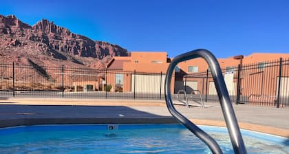 Vistas sin obstáculos de roca roja y montañas desde su patio