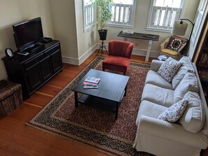 TV connectée, lecteur de DVD, livres, vidéothèque