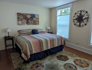 3 chambres, bureau, fer et planche à repasser, lit parapluie