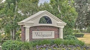 Un edificio de ladrillo con un letrero que dice 'Wedgewood'.