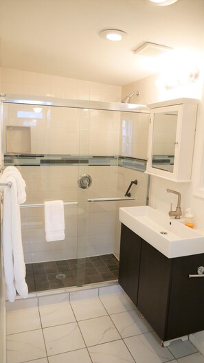 Ensemble douche/baignoire, sèche-cheveux, serviettes fournies, savon