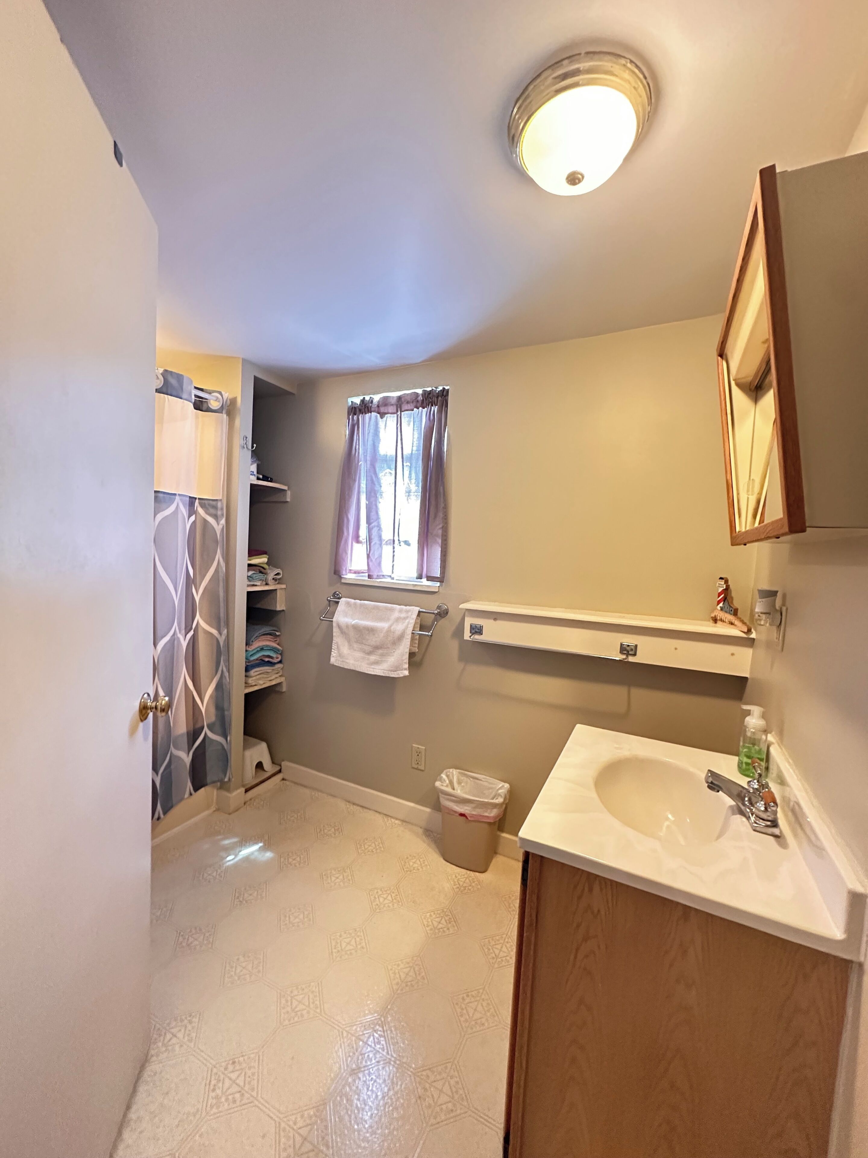 Combined shower/bathtub, hair dryer, towels, toilet paper