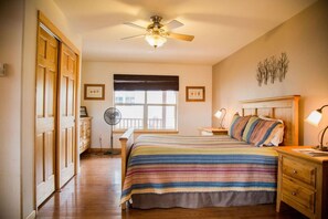 2 habitaciones, tabla de planchar con plancha y cuna de viaje 