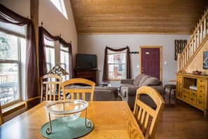 Interior - Family-friendly lodge with Jacuzzi. 2 bathrooms. Dogs OK. (Estes Park)