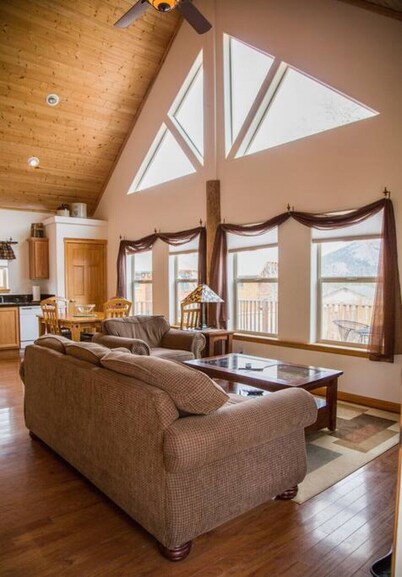 Family-friendly lodge with Jacuzzi. 2 bathrooms. Dogs OK.