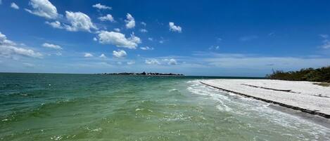 Ligstoelen aan het strand, strandlakens
