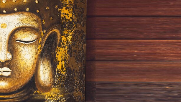 Un mur en bois orné d’une grande statue de Bouddha de couleur dorée.