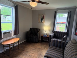 TV - Center Strip Location|Pet Friendly|Wi-Fi|A/C|Steps from Winery & Golf Course (Geneva)