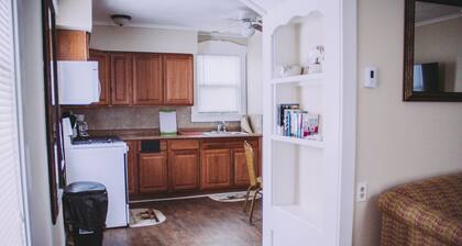 Center Strip Location|Pet Friendly|Wi-Fi|A/C|Steps from Winery & Golf Course