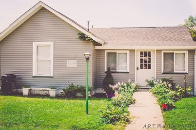 Center Strip Location|Pet Friendly|Wi-Fi|A/C|Steps from Winery & Golf Course