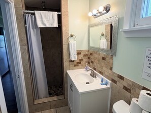 Dusche, Handtücher, Seife, Toilettenpapier