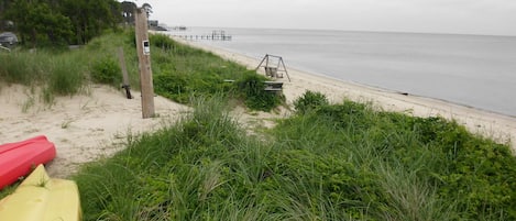 在海滩、沙滩椅