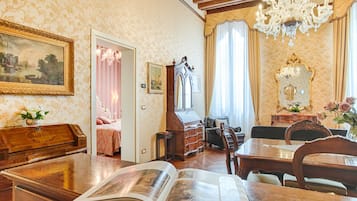 3 slaapkamers, een kluis op de kamer, een strijkplank/strijkijzer, wifi