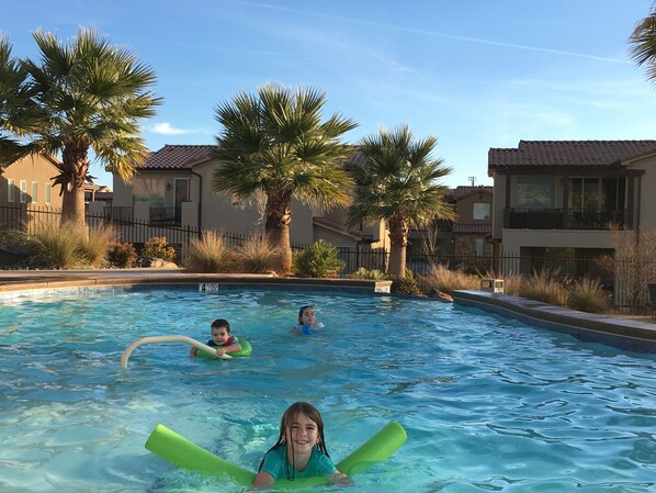 Una piscina al aire libre, una piscina climatizada