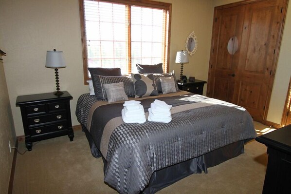 5 makuuhuonetta, silitysrauta/-lauta, vauvan matkasänky, Wi-Fi