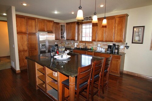 5br Luxury Mountain Home Sleeps 16: Hot Tub, Game Room, Free Ski/town Shuttle