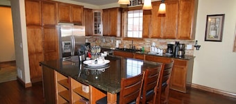 5br Luxury Mountain Home Sleeps 16: Hot Tub, Game Room, Free Ski/town Shuttle
