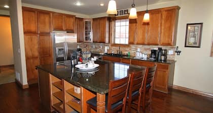 5br Luxury Mountain Home Sleeps 16: Hot Tub, Game Room, Free Ski/town Shuttle