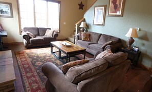 Älytelevisio, takka, videopelejä, DVD-soitin