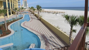 Ein Hotel mit Poolbereich, Strand und Meerblick.