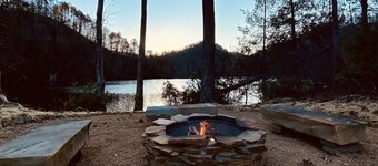 LAKEFRONT Peninsula House ONE of a KIND SPOT! Private Dock, Pet Friendly