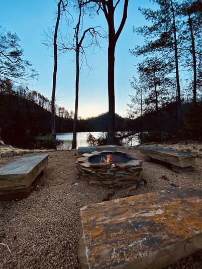 LAKEFRONT Peninsula House ONE of a KIND SPOT! Private Dock, Pet Friendly