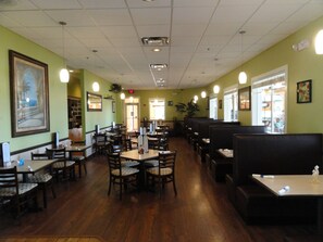 Dining - Spacious 3Br 2Ba condo located on Amenity Filled Resort Near Disney. (Davenport)