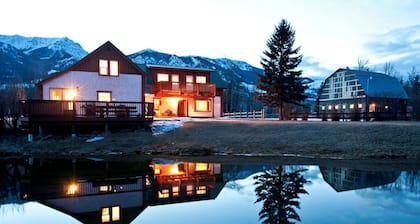 90+ Acre Ranch Directement sur la riviĂšre Elk au coeur des Rocheuses canadiennes!