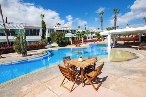 Luxurious Villa with Private Hot Tub, Ocean Views Family-Friendly  3BR 1.6 km walking to beach