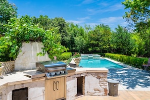 Terrace/patio - Historic Luxury Estate - Heated Pool, Hot Tub, Fire Pit & Pool Table for 13 (Fredericksburg)