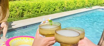 Historic Luxury Estate - Heated Pool, Hot Tub, Fire Pit & Pool Table for 13