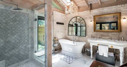 Historic Luxury Estate - Heated Pool, Hot Tub, Fire Pit & Pool Table for 13