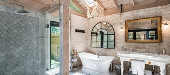 Historic Luxury Estate - Heated Pool, Hot Tub, Fire Pit & Pool Table for 13