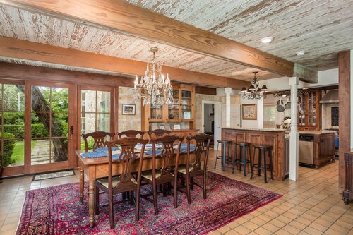 Historic Luxury Estate - Heated Pool, Hot Tub, Fire Pit & Pool Table for 13