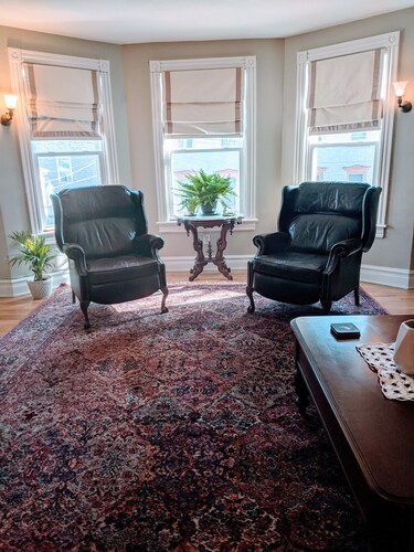 Glen Onoko Guesthouse: Charming East Side Home near Scenic Train Station