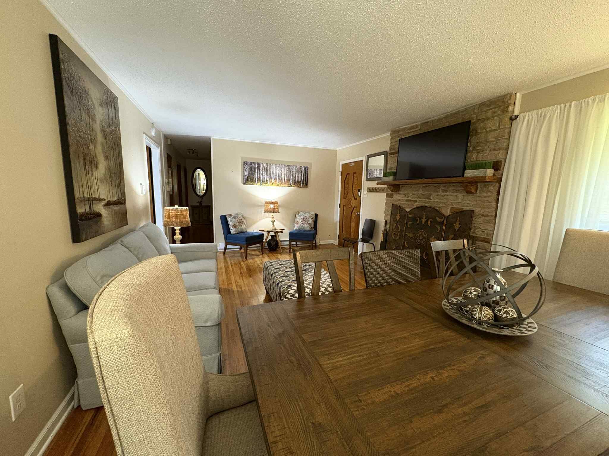 TV connectée, jeux vidéo, baby-foot, livres