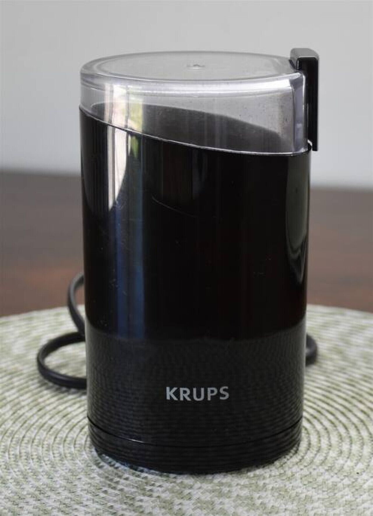 Ein schwarzer Krups Wasserkocher mit transparentem Deckel und Kabel.