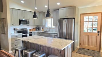 Refrigerador, microondas, horno y parrilla de estufa