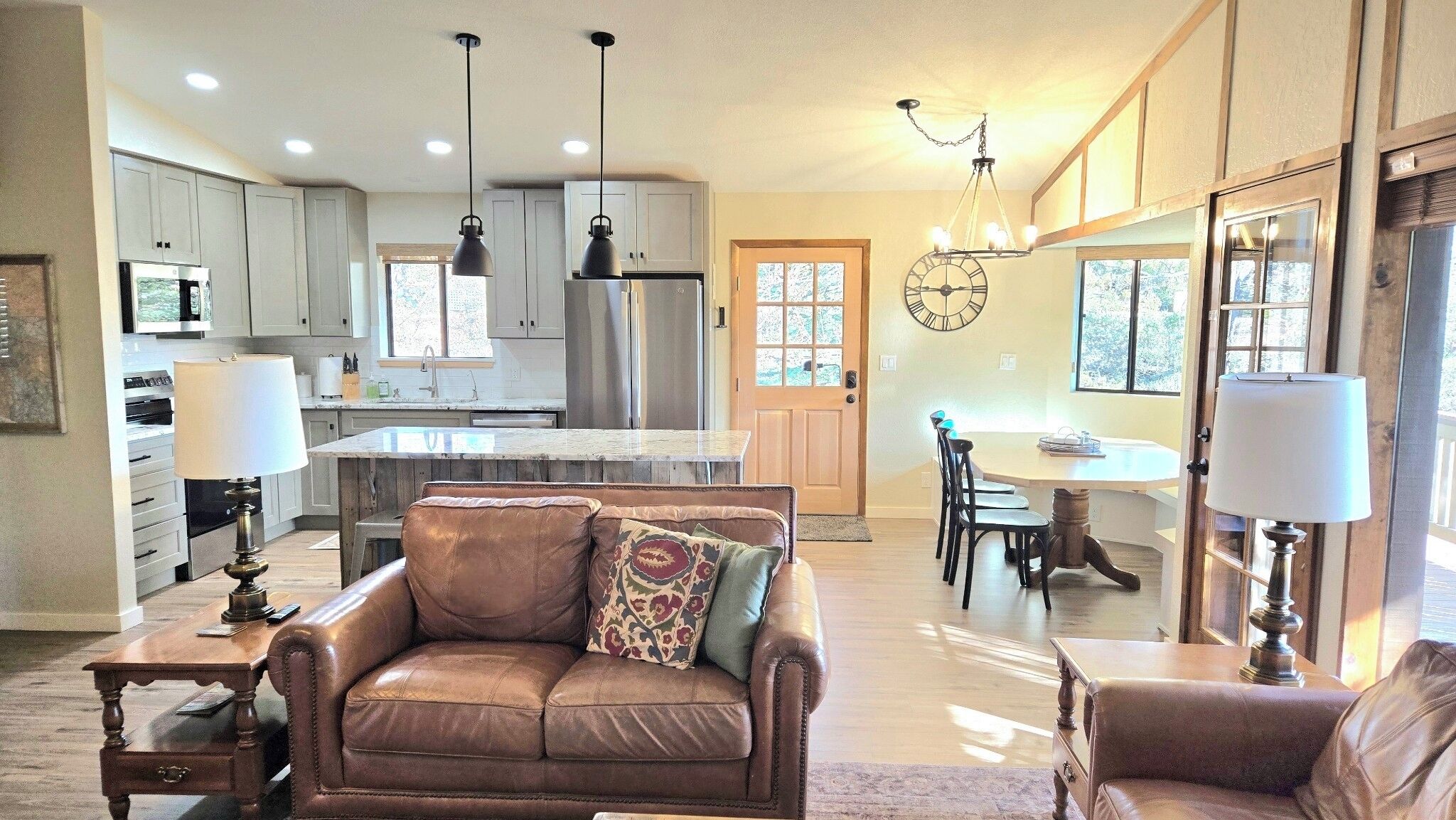 Smart TV, chimenea, reproductor de DVD y tenis de mesa 