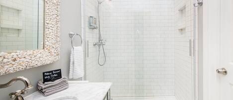 Dusche, Haartrockner, Handtücher, Toilettenpapier
