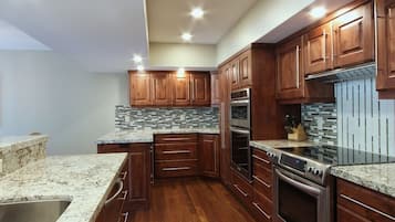 Refrigerador, microondas, horno y parrilla de estufa